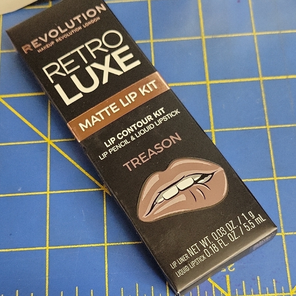 Revolution Retro Luxe Matte Lipstick & Liner Contour Kit Bold Noble 2 Piece New